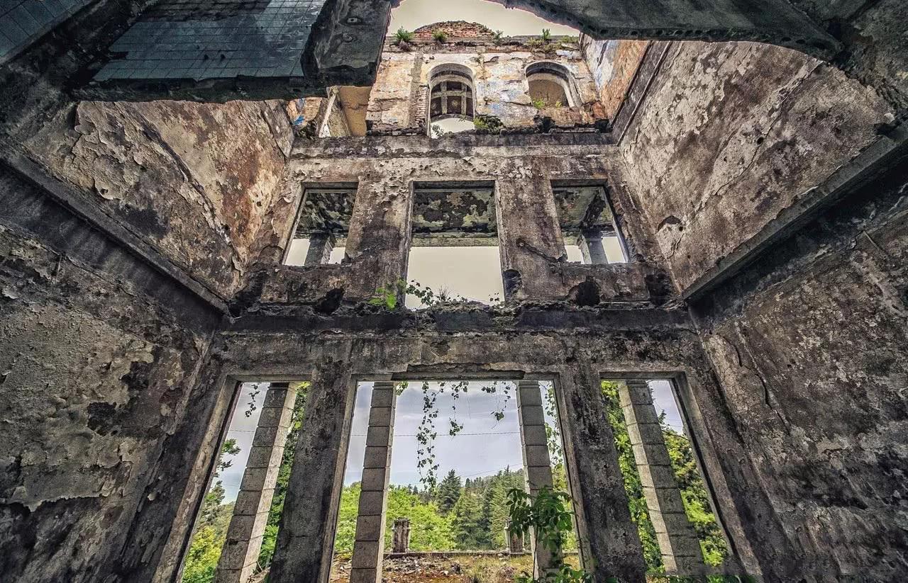 一位探险家意外发现一座“废弃疗养院” 走进里面 看到的“场景”让人起鸡皮疙瘩!