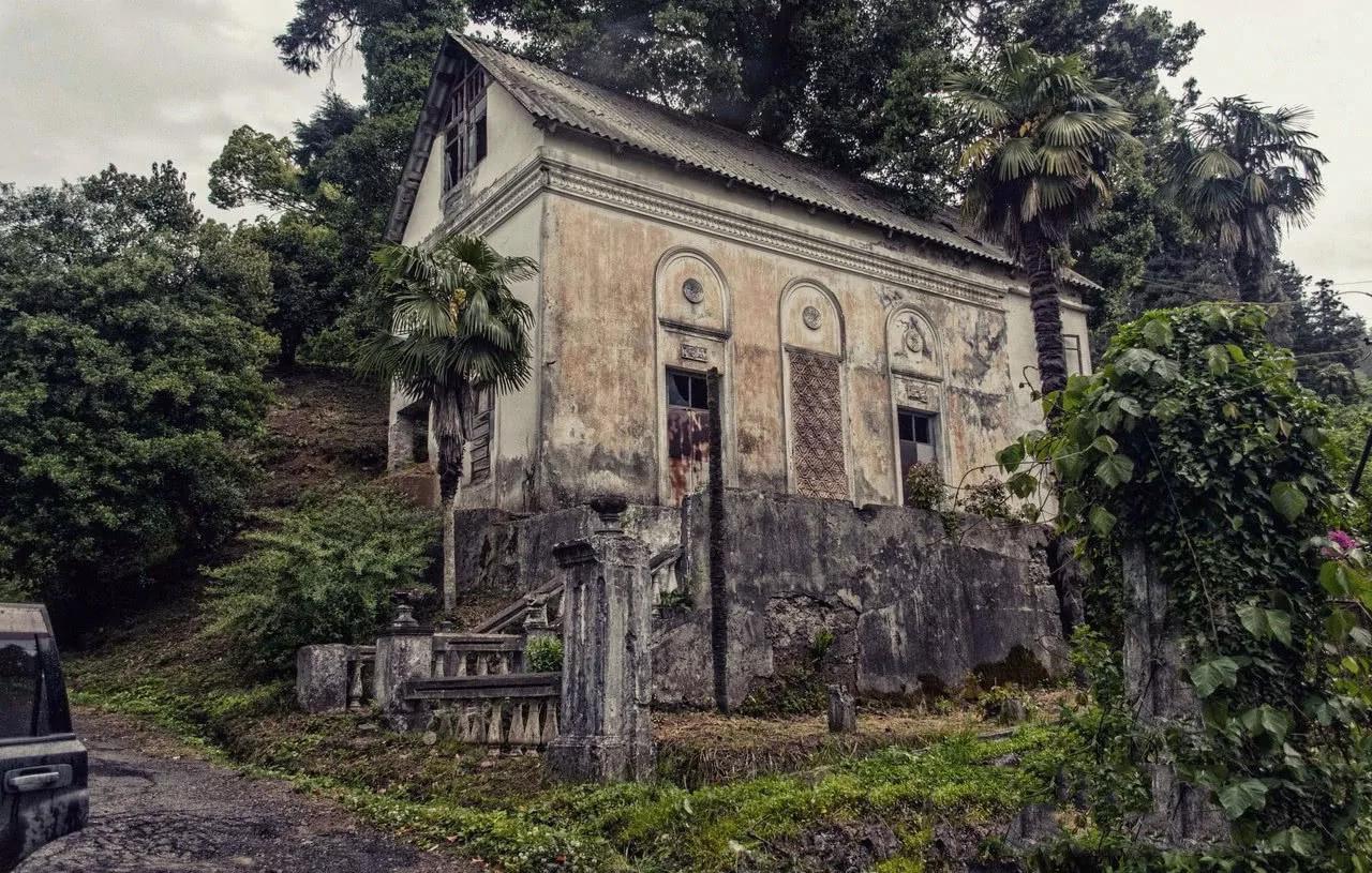 一位探险家意外发现一座“废弃疗养院” 走进里面 看到的“场景”让人起鸡皮疙瘩!