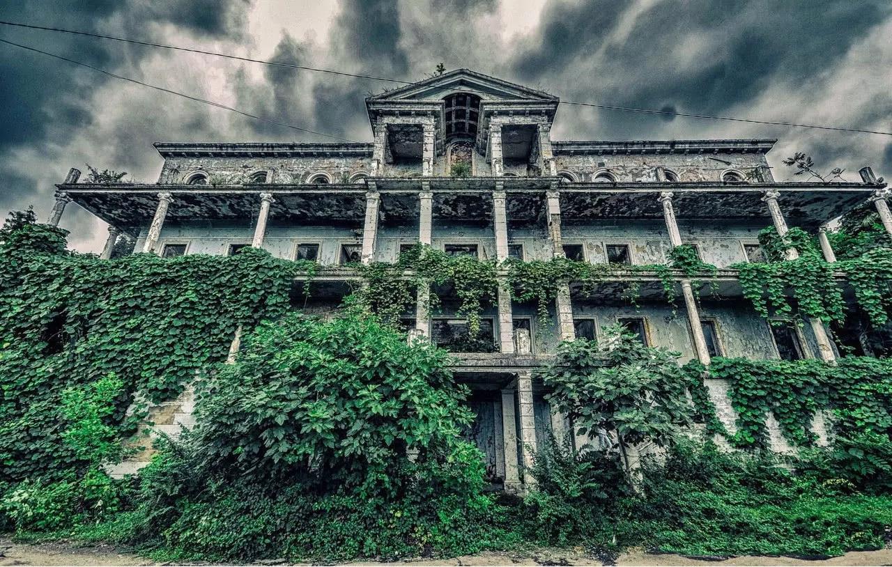 一位探险家意外发现一座“废弃疗养院” 走进里面 看到的“场景”让人起鸡皮疙瘩!