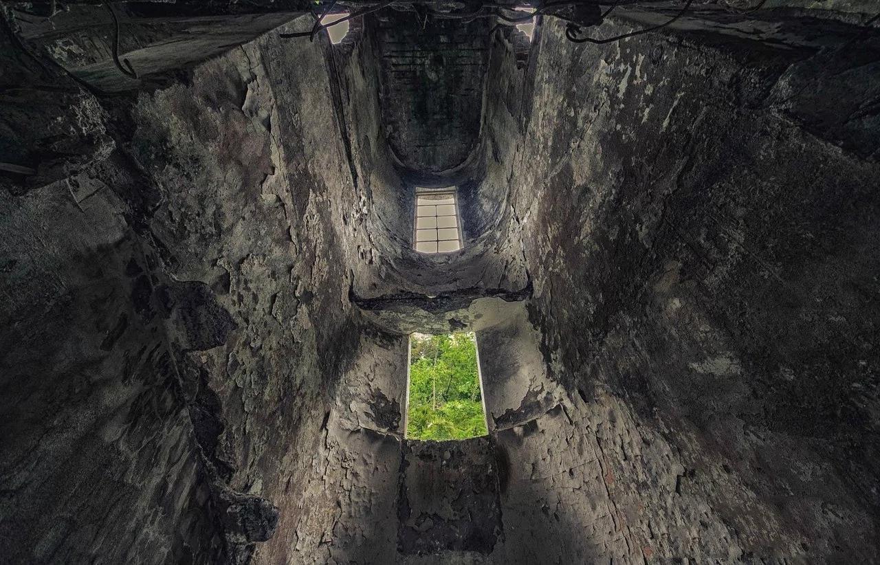 一位探险家意外发现一座“废弃疗养院” 走进里面 看到的“场景”让人起鸡皮疙瘩!