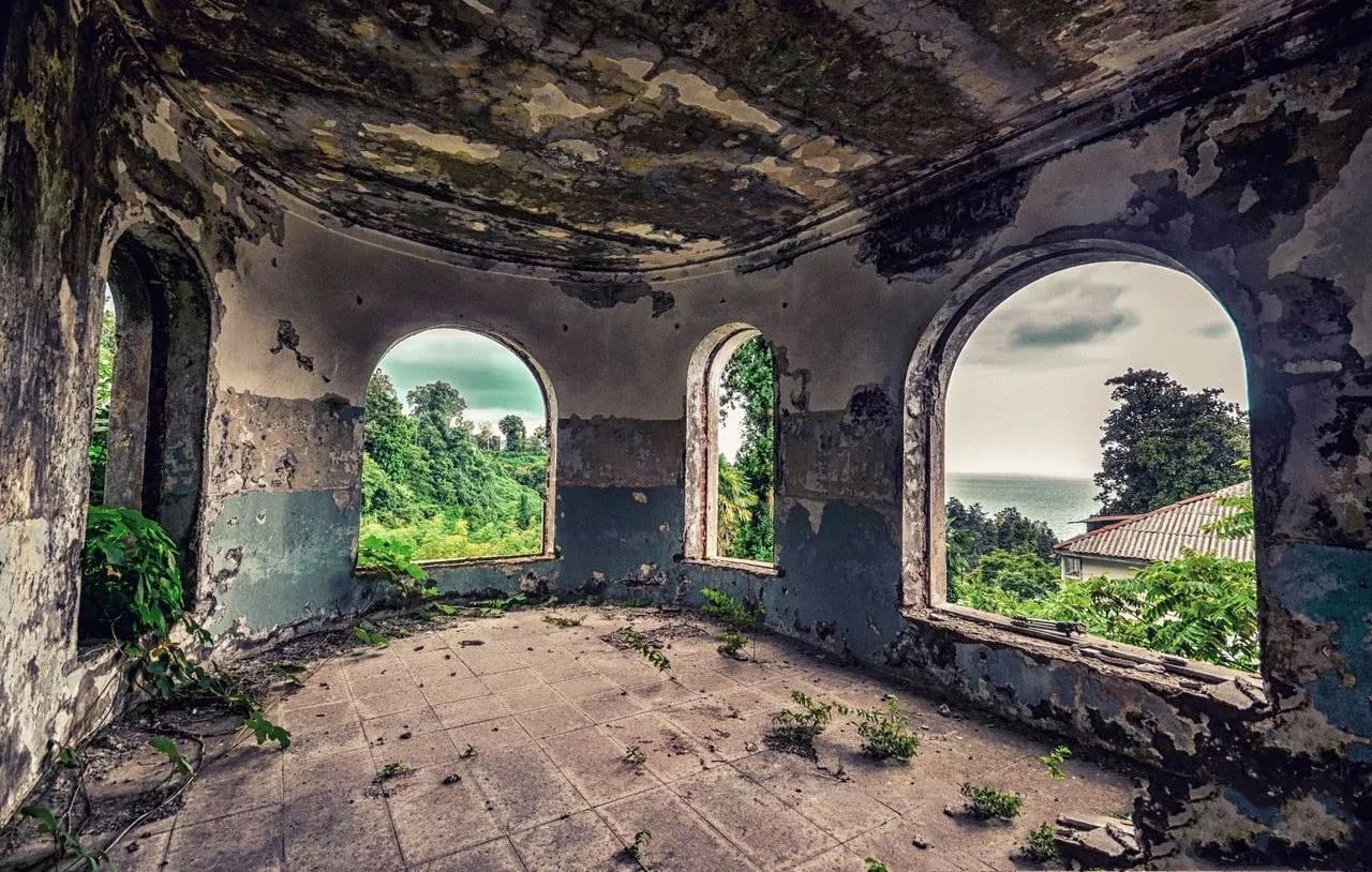 一位探险家意外发现一座“废弃疗养院” 走进里面 看到的“场景”让人起鸡皮疙瘩!