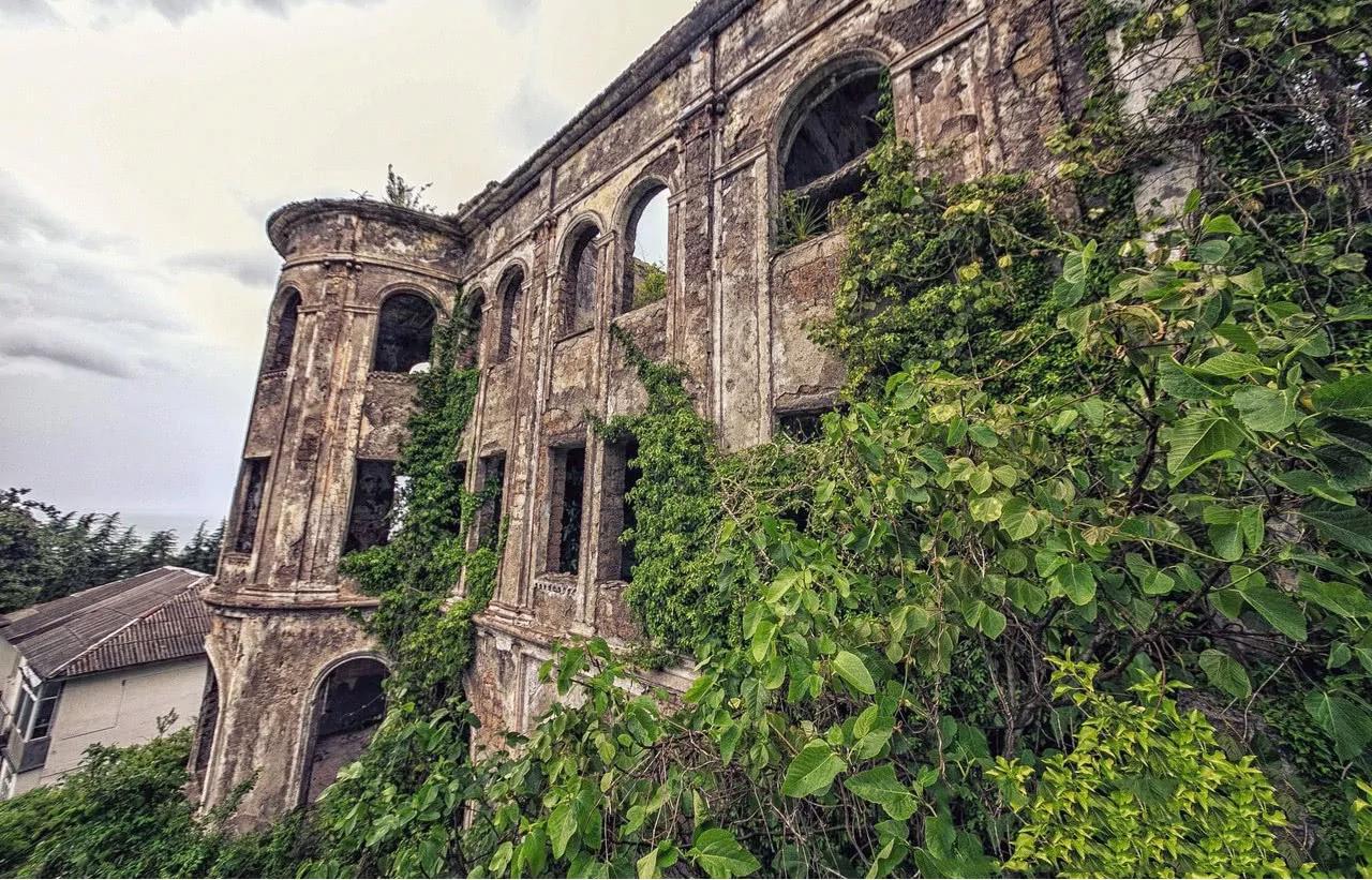 一位探险家意外发现一座“废弃疗养院” 走进里面 看到的“场景”让人起鸡皮疙瘩!