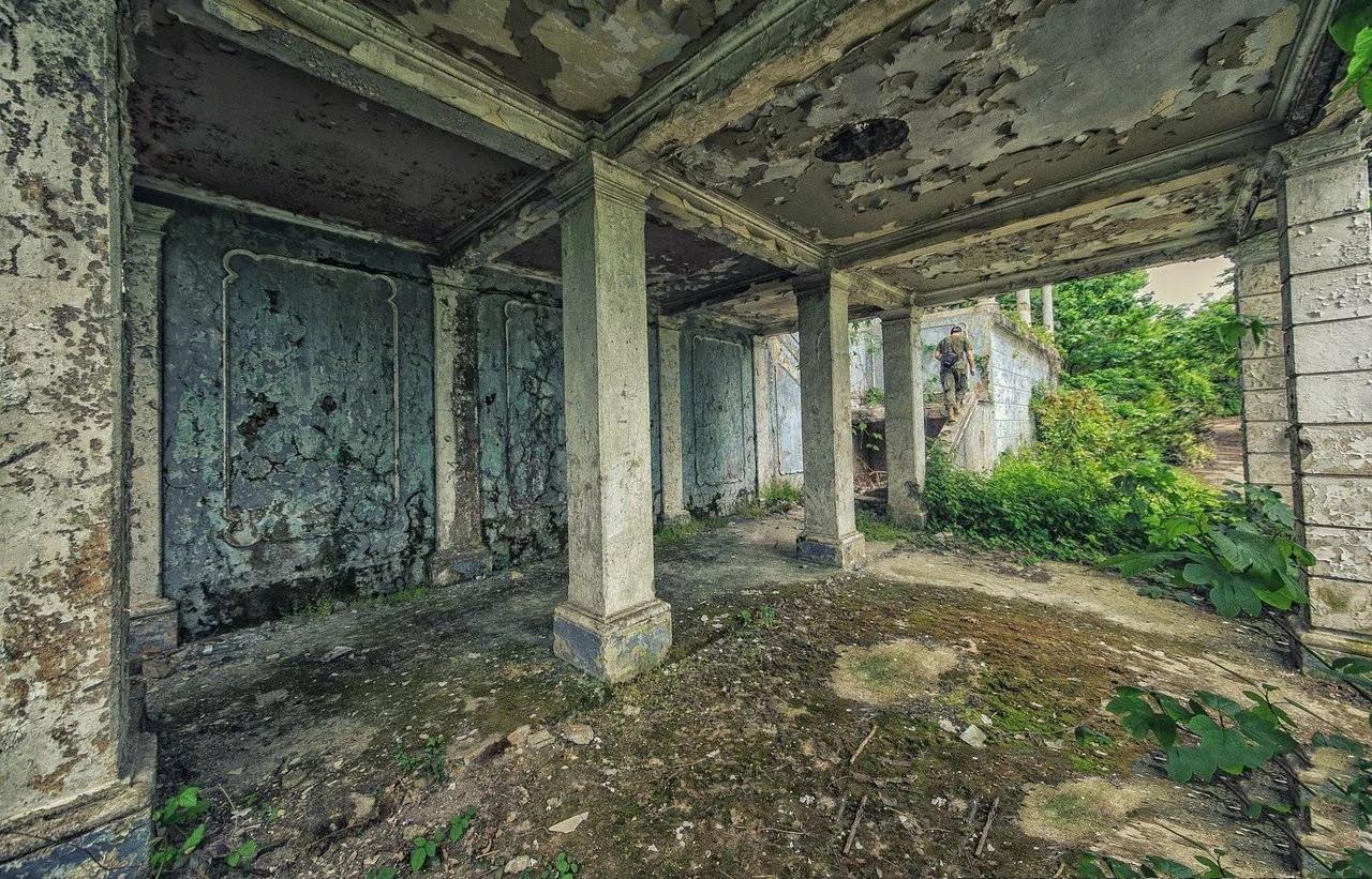 一位探险家意外发现一座“废弃疗养院” 走进里面 看到的“场景”让人起鸡皮疙瘩!