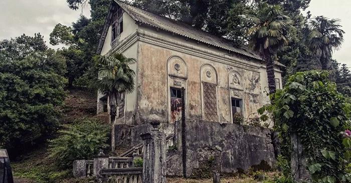 一位探险家意外发现一座“废弃疗养院” 走进里面 看到的“场景”让人起鸡皮疙瘩!