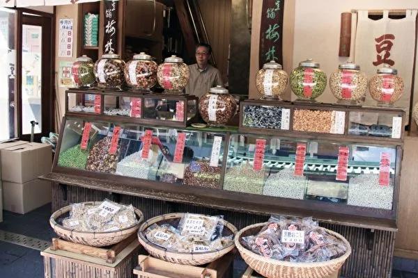 兄妹用“冥币”去杂货店买巧克力 店主竟然“这样做” 小店意外走红!