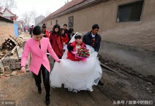 姐姐因弟弟40岁才嫁 全村骂他是白眼狼 结婚时有人送来百万!