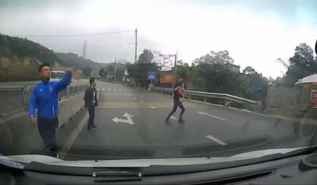 婴儿趴行横穿马路,司机急刹车后看傻了眼!