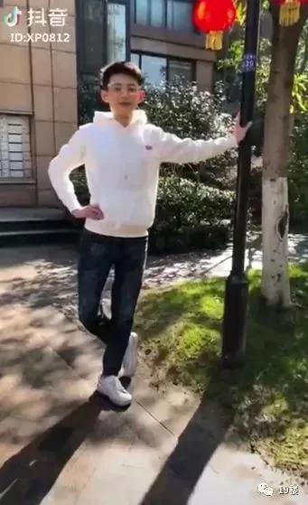 大妈们怎么拍照的?小伙子神还原