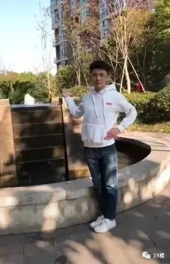 大妈们怎么拍照的?小伙子神还原