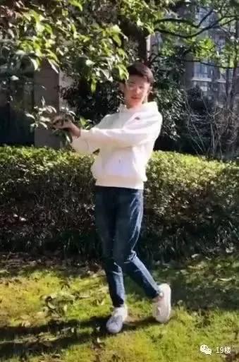 大妈们怎么拍照的?小伙子神还原