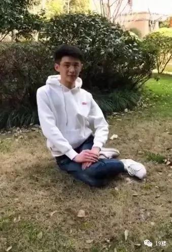 大妈们怎么拍照的?小伙子神还原