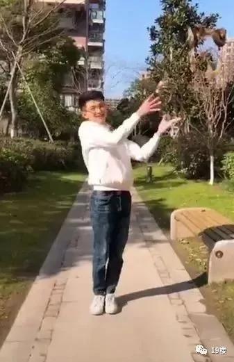 大妈们怎么拍照的?小伙子神还原