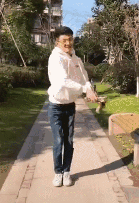 大妈们怎么拍照的?小伙子神还原