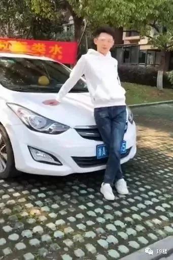 大妈们怎么拍照的?小伙子神还原