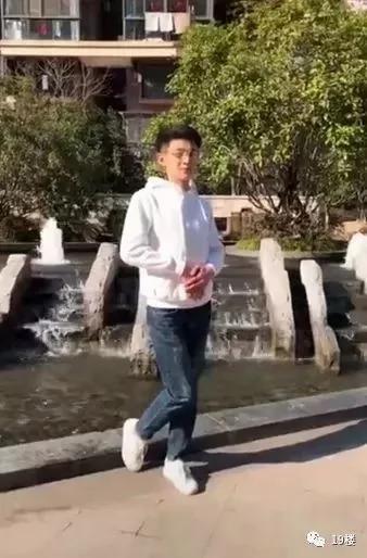 大妈们怎么拍照的?小伙子神还原