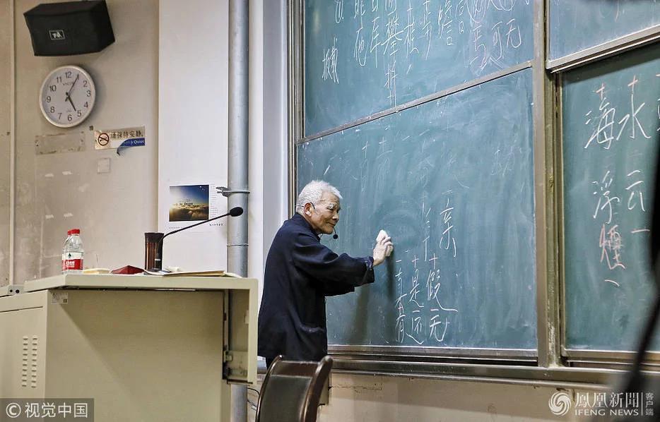 西安:94岁网红教授站两小时讲课
