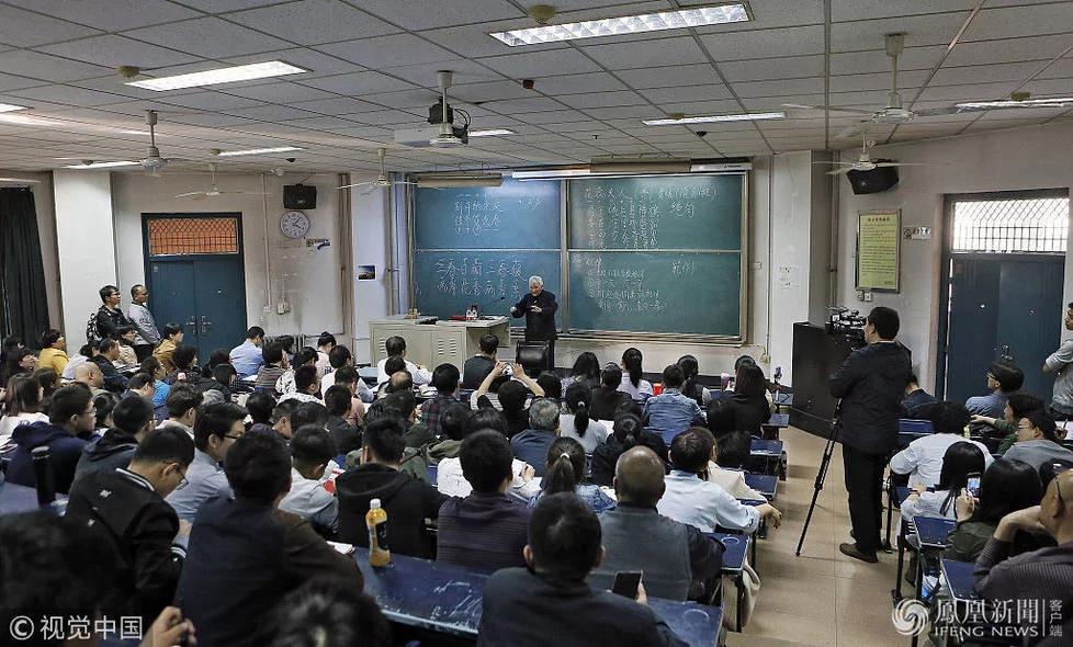 西安:94岁网红教授站两小时讲课