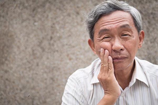 老伯不肯拔牙中医师针灸一日蛀牙竟消失