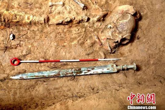 陕西发现秦人墓葬 出土完整铜剑及透明液体!