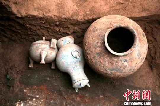 陕西发现秦人墓葬 出土完整铜剑及透明液体!