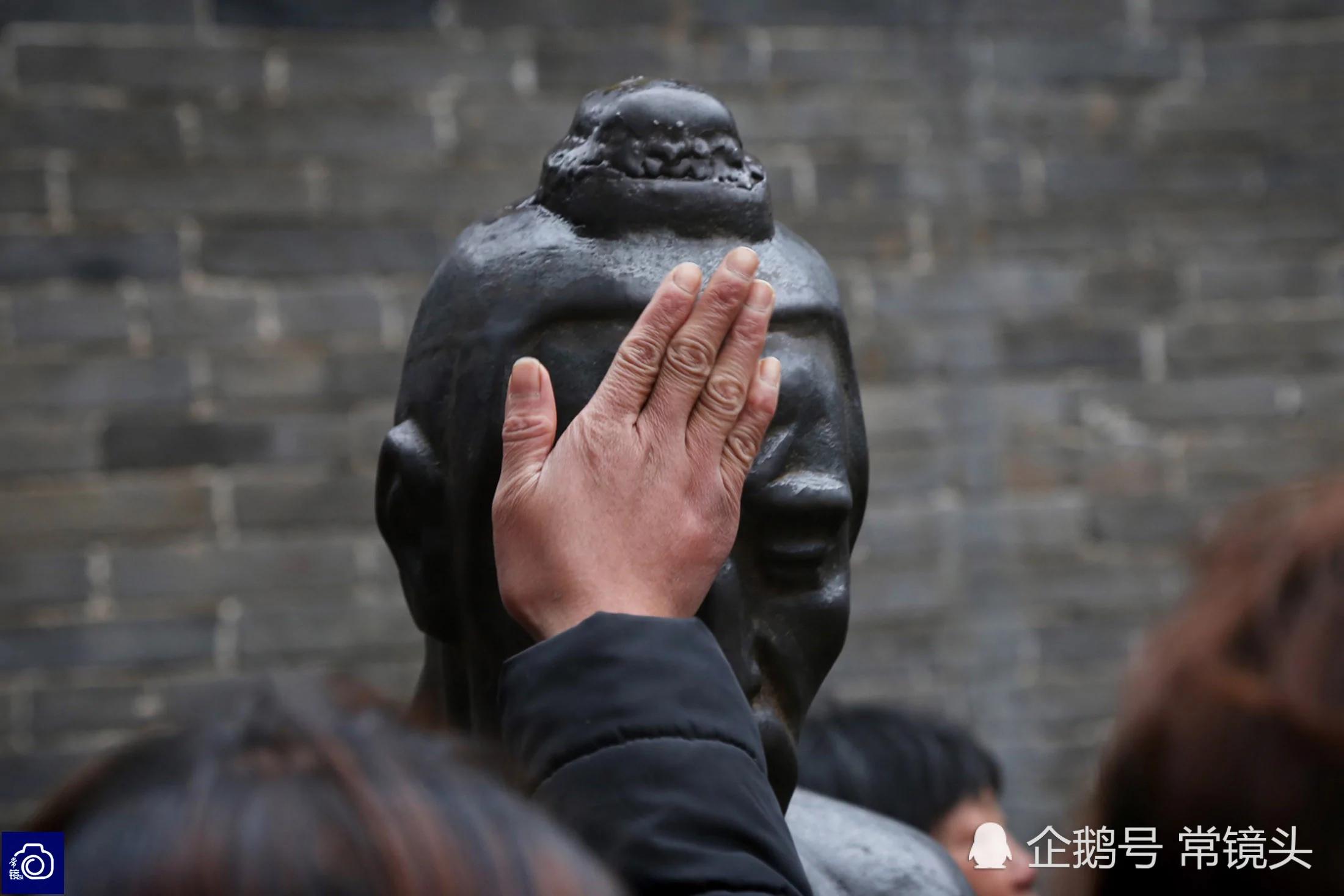 数千名香客冒雨排队打秦桧 有人已连打6年!