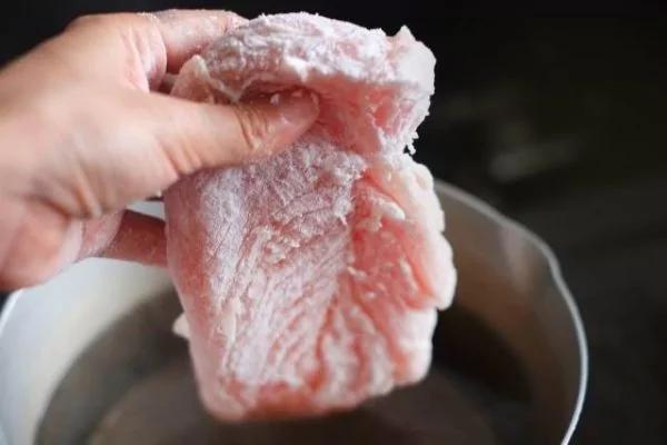 洗碗时水里加点它 不花一分钱 去油污有神效 还不伤手!