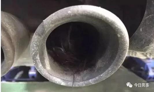 毛骨悚然!男子从汽车排气管内扯出大量"女性毛发"
