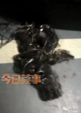 毛骨悚然!男子从汽车排气管内扯出大量"女性毛发"