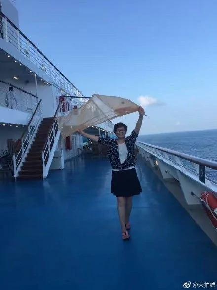 “阿姨们照相带7条丝巾”上热搜 网友笑晒自家妈