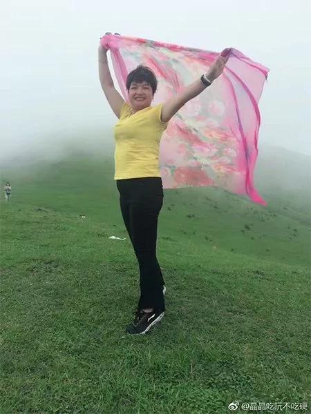 “阿姨们照相带7条丝巾”上热搜 网友笑晒自家妈