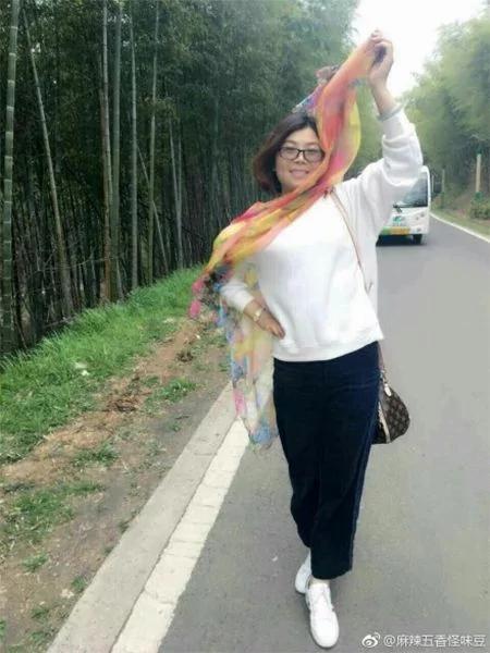 “阿姨们照相带7条丝巾”上热搜 网友笑晒自家妈