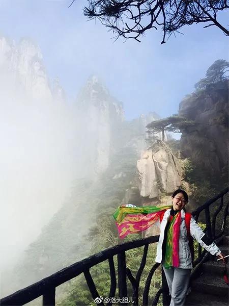 “阿姨们照相带7条丝巾”上热搜 网友笑晒自家妈