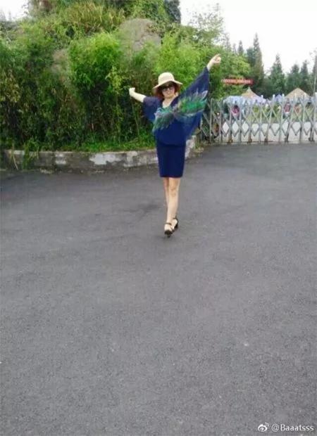 “阿姨们照相带7条丝巾”上热搜 网友笑晒自家妈