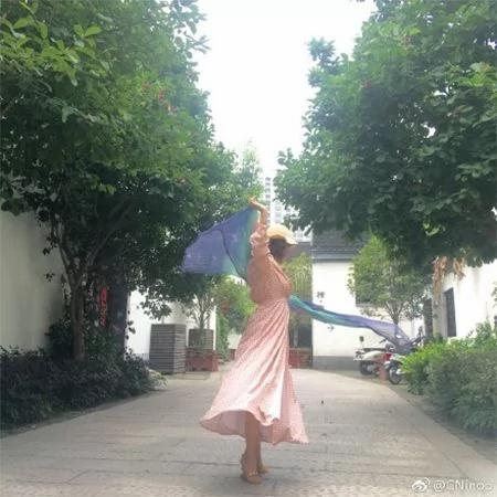 “阿姨们照相带7条丝巾”上热搜 网友笑晒自家妈