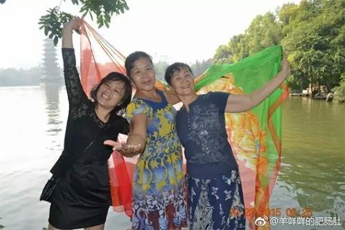 “阿姨们照相带7条丝巾”上热搜 网友笑晒自家妈