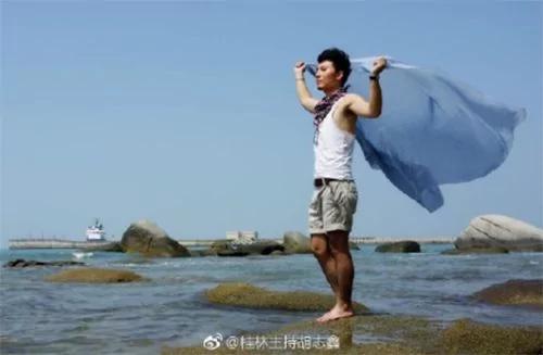 “阿姨们照相带7条丝巾”上热搜 网友笑晒自家妈