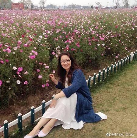 “阿姨们照相带7条丝巾”上热搜 网友笑晒自家妈