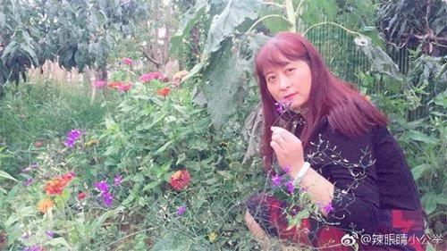 “阿姨们照相带7条丝巾”上热搜 网友笑晒自家妈