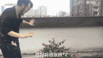 “阿姨们照相带7条丝巾”上热搜 网友笑晒自家妈