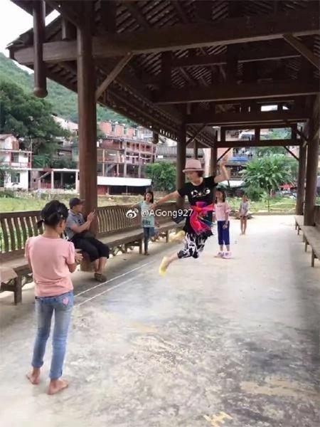 “阿姨们照相带7条丝巾”上热搜 网友笑晒自家妈
