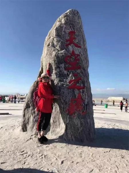 “阿姨们照相带7条丝巾”上热搜 网友笑晒自家妈