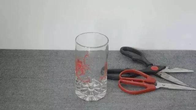 剪刀生锈变钝了怎么办?用它泡一泡 剪刀快速除锈变锋利