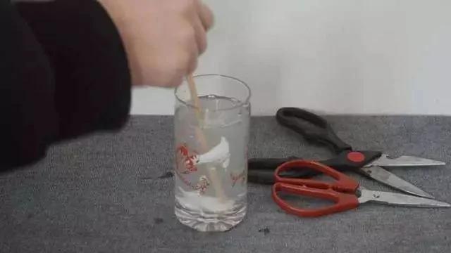 剪刀生锈变钝了怎么办?用它泡一泡 剪刀快速除锈变锋利