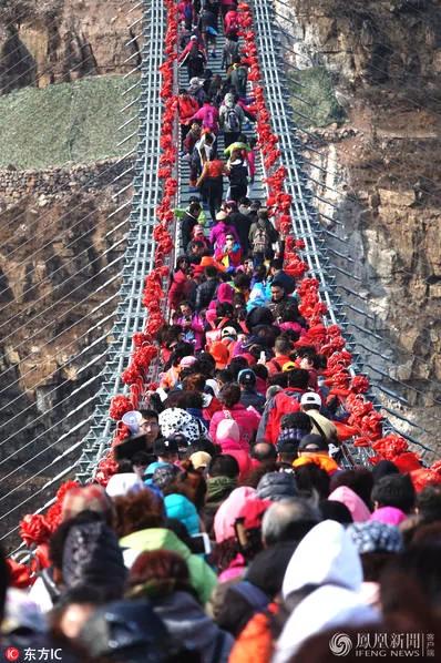 当世界最长的玻璃吊桥走满人时 画面是这样的!