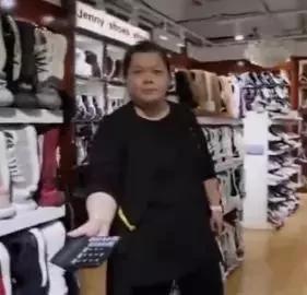 笑岔气了!北京霸气女店家全英文与老外砍价