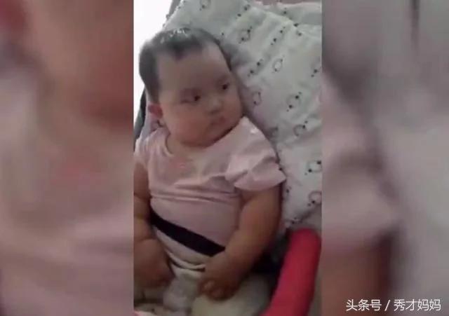 七个月宝宝看到奶奶一直抱着别的孩子 宝宝幽怨的表情让人笑翻了