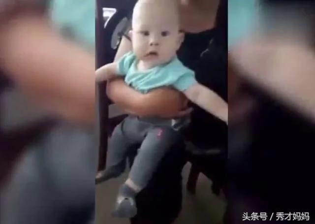 七个月宝宝看到奶奶一直抱着别的孩子 宝宝幽怨的表情让人笑翻了