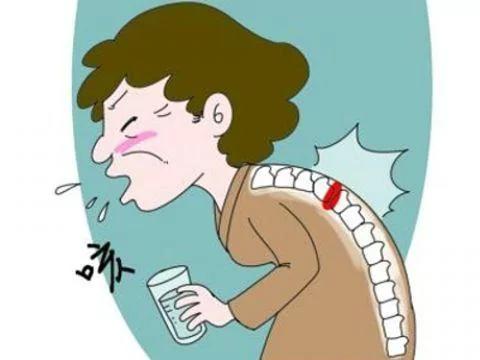 可怕!大妈剧烈咳嗽 竟喷出一块石头!