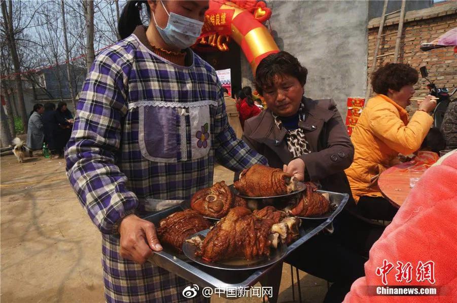 实拍河南农村婚宴 16个菜不足300元