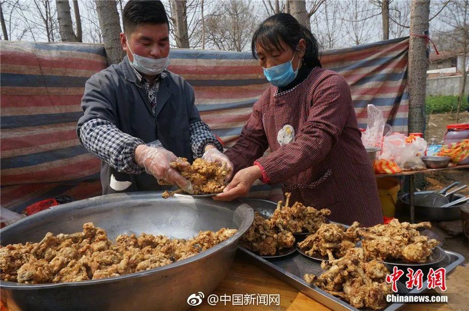 实拍河南农村婚宴 16个菜不足300元